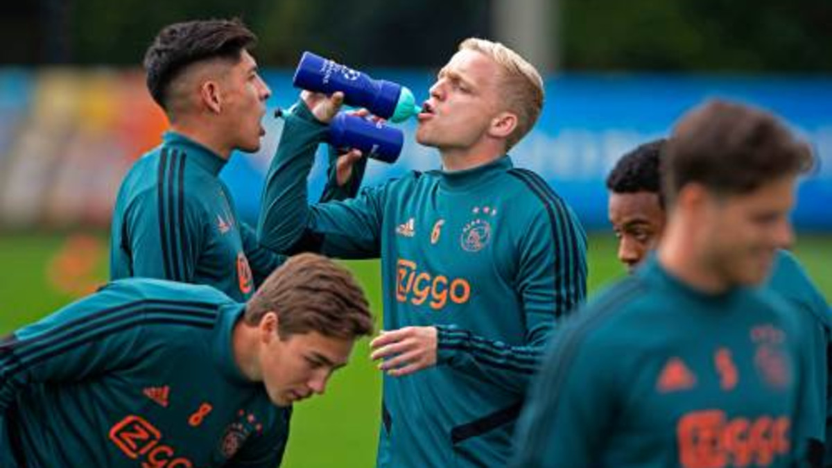 Ajax met Van de Beek en Marin