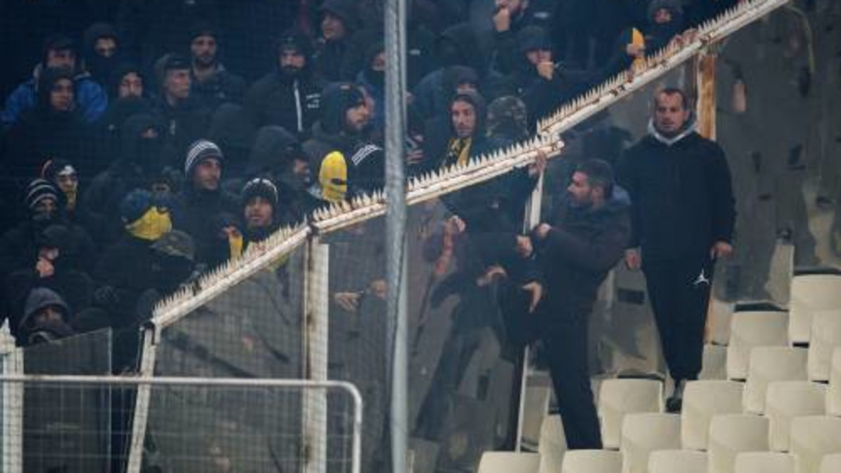 AEK Athene belooft actie tegen rellende fans