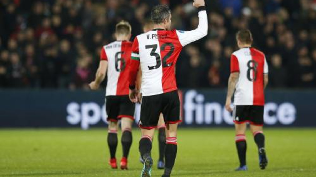 Van Persie leidt Feyenoord naar halve finales