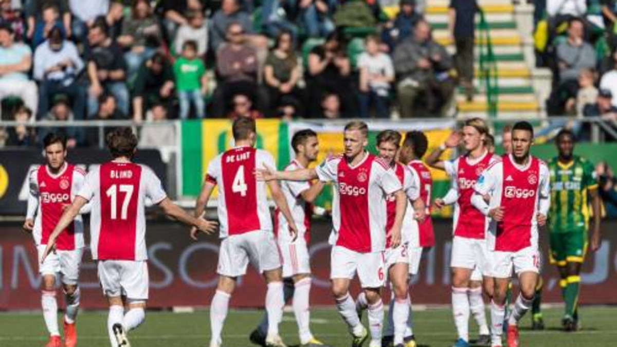 Ajax zet PSV onder druk met zege op ADO