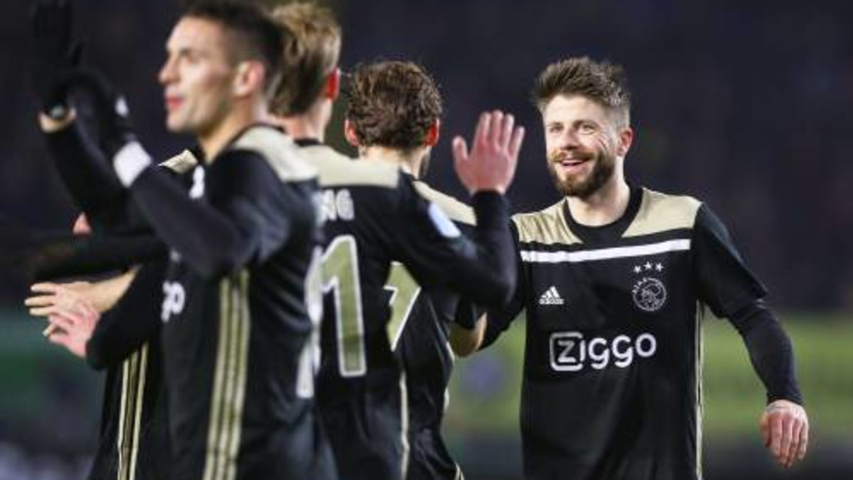 Ajax viert zevende zege op rij in eredivisie