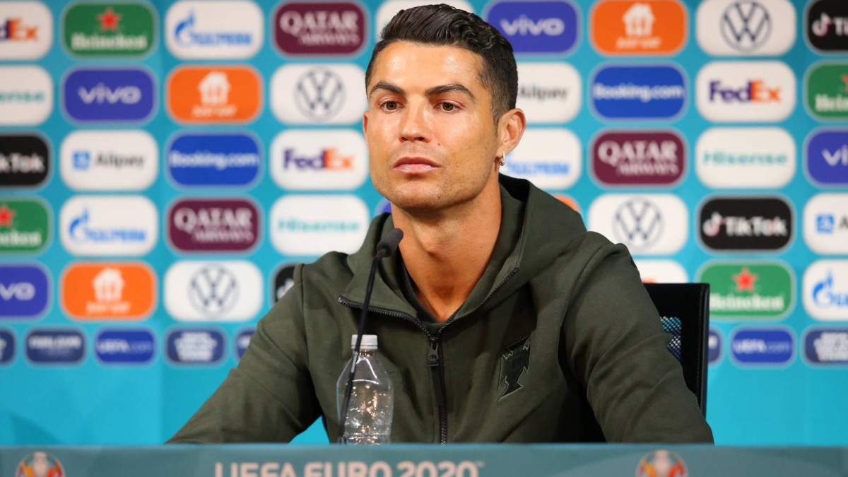 UEFA wijst teams op sponsorverplichtingen na 'bottlegate' Ronaldo