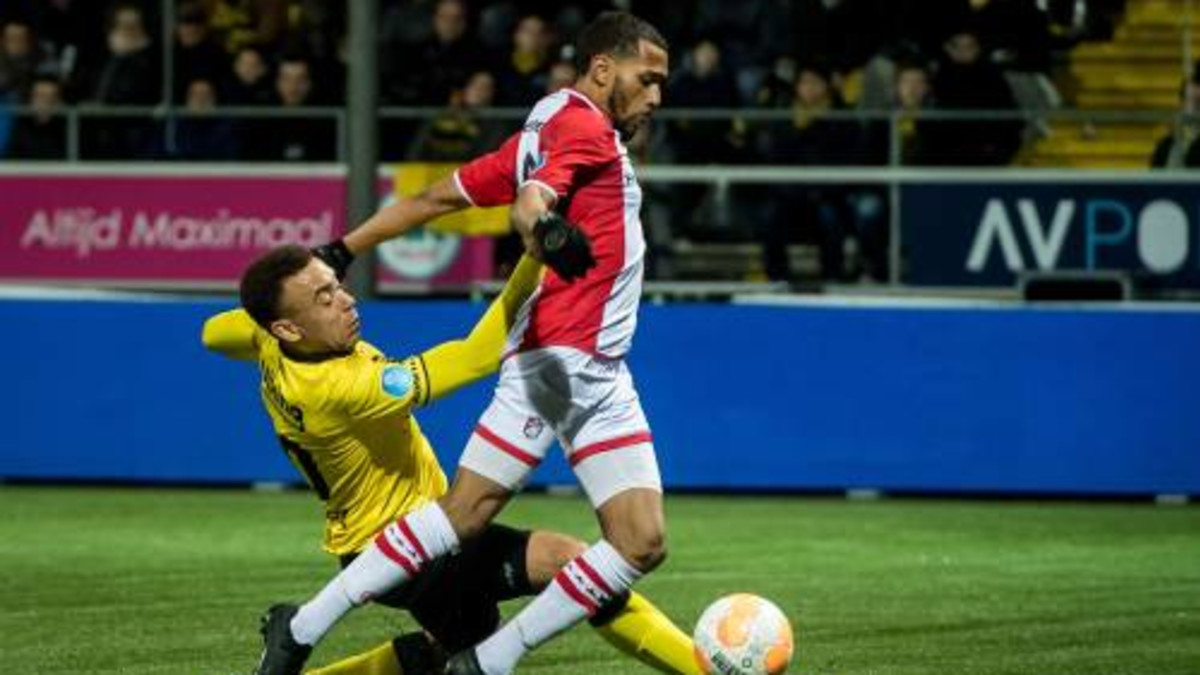 FC Emmen wint in blessuretijd in De Koel