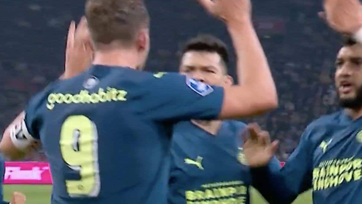 Luuk de Jong brengt PSV terug in de wedstrijd tegen Ajax