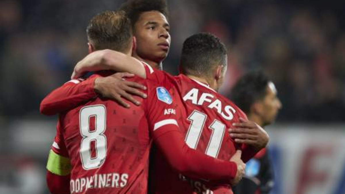 AZ dendert door en zet PSV op 5 punten achterstand